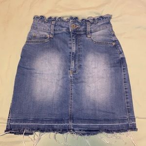 ✨ Lightly worn✨ vintage high-rise denim skirt!